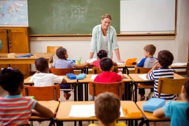 CONCORSO STRAORDINARIO: AMMESSA ALLE PROVE UNA RICORRENTE ESCLUSA IN VIRTU&rsquo; DI UNA INTERPRETAZIONE COSTITUZIONALMENTE ORIENTATA E SENZA RIMESSIONE ALLA CORTE COSTITUZIONALE. 