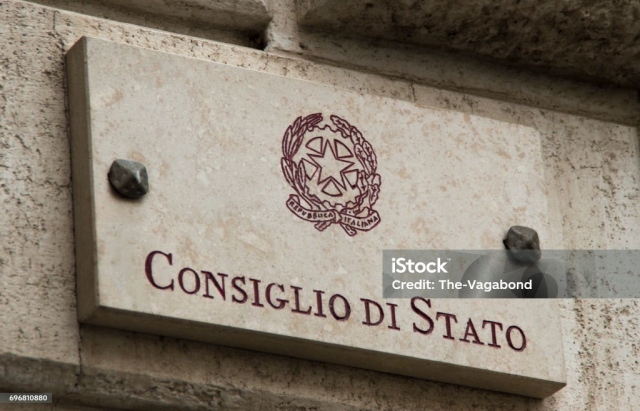 Esame avvocato: voto numerico &ldquo;sufficiente&rdquo; e nodo processuale sull&rsquo;assorbimento dei motivi. L&rsquo;ultima parola spetta alla Plenaria.